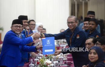 Ketua KPU RI Hasyim Asyari saat menerima berkas pendaftaran bakal caleg PAN dari Keta Umum PAN Zulkifli Hasan di Kantor KPU RI, Jakarta, Jumat (12/5/2023). 