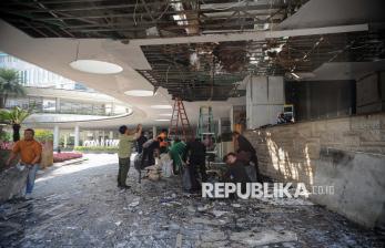 Pascakebakaran Hotel Pullman, Petugas Lakukan Pembersihan Puing