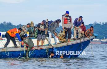 In Picture: Kapal Feri Muchlisa Tenggelam di Perairan Penajam, 9 Penumpang Berhasil Dievakuasi