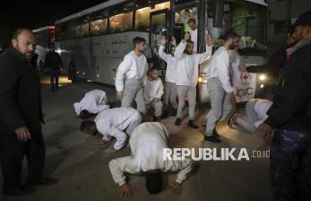 In Picture: Sujud Syukur Warnai Pembebasan Warga Palestina yang Ditahan Israel