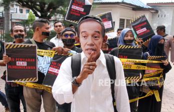 In Picture: Kenakan Topeng Wajah Jokowi, Jurnalis Aceh Gelar Aksi Tolak RUU Penyiaran