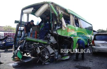 In Picture: Dishub Periksa Bus Pariwisata yang Alami Kecelakaan Maut di Tol Jombang