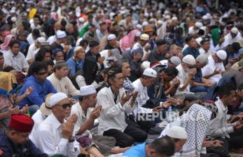 In Picture: Jelang Putusan Sidang Sengketa Pilpres, Massa Aksi Gelar Sholat Jumat 