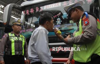 Sopir Bus di Terminal Purabaya Jalani Pemeriksaan Kadar Alkohol 