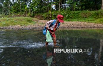 Siswa SD di Pandeglang Seberangi Sungai Demi Berangkat ke Sekolah