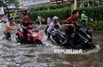 In Picture: Diguyur Hujan Deras, Jalan Kemang Raya Terendam Banjir