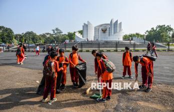 Pelajar di Bandung Ikuti Aksi Bersih-Bersih Taman Kota di Hari Terakhir MPLS