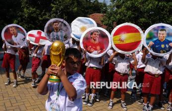 Semangat Piala Dunia Warnai MPLS Siswa SD di Solo