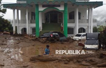 Begini Dampak Banjir Bandang di Solok, Kendaraan Tertimbun Lumpur dan Warga Hilang
