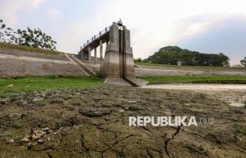 Penampakan Waduk Perning di Nganjuk yang Mengering Akibat Kemarau 