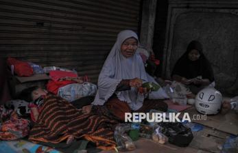 In Picture: Momen Buka Puasa Warga Korban Banjir di Pejaten Timur