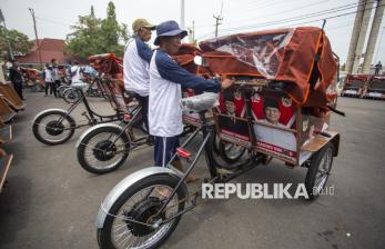 Tukang Becak Lansia Terima Bantuan Becak Listrik dari Presiden Prabowo