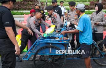 Polisi Bagikan Bantuan Pangan Gratis untuk Ratusan Tukang Becak 