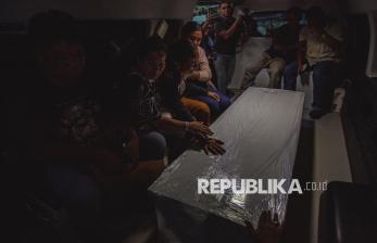 Isak Tangis Keluarga Iringi Kedatangan Jenazah Bripda Natanael