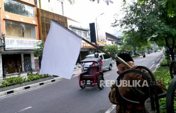 Perwakilan Paguyuban Kawasan Malioboro memasang bendera putih tanda berkabung di tepi Jalan Malioboro, Yogyakarta, Jumat (30/7). Pemasangan bendera putih ini sebagai tanda simbolis Malioboro Berkabung oleh Paguyuban Kawasan Malioboro. Hal ini imbas ditutupnya kawasan Malioboro selama pemberlakuan PPKM Darurat. Sehingga pedagang kaki lima sama sekali tidak ada pemasukan selama itu. Mereka meminta pelonggaran masuk ke Malioboro bagi pengunjung. Serta meminta kebijakan yang serta terobosan yang nyata berdampak bagi mereka.