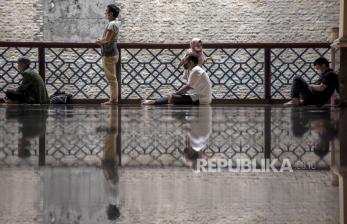 Jemaah mendengarkan khutbah saat ibadah Sholat Jumat di Masjid Raya Bandung, Jalan Dalem Kaum, Kota Bandung, Jumat (11/3/2022). Majelis Ulama Indonesia (MUI) mengajak umat Islam di seluruh Indonesia kembali merapatkan shaf saat shalat berjamaah, karena dinilai sudah relatif aman seiring kasus terkonfirmasi positif Covid-19 yang terus menunjukkan tren penurunan. Meski demikian, hingga saat ini Masjid Raya Bandung masih tetap menerapkan jarak antar shaf. MUI Bolehkan Sholat Jumat, Tarawih dan Idul Fitri dengan Shaf Rapat