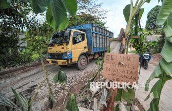 In Picture: Protes Jalan Rusak, Warga Muaro Jambi Tanam Pohon Pisang di Jalanan