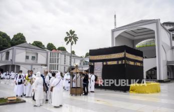 Sejumlah calon jamaah haji bersiap untuk melakukan manasik haji di halaman Masjid Pusdai, Kota Bandung, Kamis (26/5/2022). Sebanyak 236 calon jamaah haji asal Jawa Barat mengikuti manasik haji sebelum pemberangkatan ke Tanah Suci sebagai pembekalan terkait pemahaman tata cara pelaksanaan ibadah. Foto: Republika/Abdan Syakura