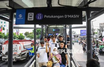 In Picture: Nama Band D’Masiv Resmi Terpampang di Halte TransJakarta Petukangan