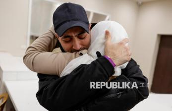 Pelukan Hangat Keluarga Sambut Warga Palestina yang Dibebaskan Israel