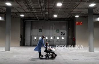 Petugas medis memindahkan pasien di rumah sakit lapangan sementara yang didirikan di Ifema convention and exhibition centre, Madrid, Spanyol, Selasa (31/3). Setelah menghadapi hari ke-17 masa lockdown, pemerintah Spanyol memperketat aturan lockdown serta menghentikan sementara semua pekerjaan konstruksi dan kegiatan ekonomi serta wajib mengisolasi diri dirumah bagi warganya sebagai upaya pencegahan penyakit pandemi COVID-19