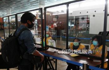 Petugas memeriksa dokumen kesehatan calon penumpang sebelum melakukan lapor diri (chek in) di Terminal 3 Bandara Soekarno Hatta, Tangerang, Banten, Senin (8/6/2020). PT Angkasa Pura II selaku pengelola bandara mulai menjalankan skenario protokol penerapan tatanan normal baru mulai dari pemeriksaan kesehatan, penggunaan fasilitas bandara, tramsaksi tanpa uang cash disejumlah tenant bisnis yang ada di bandara, serta menerapkan prosedur physical distancing