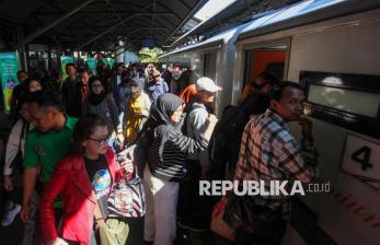 In Picture: Kepadatan Arus Mudik Idul Adha di Stasiun Surabaya Gubeng