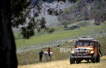 Mobil Jeep Kembali Berseliweran di Kawasan Gunung Bromo