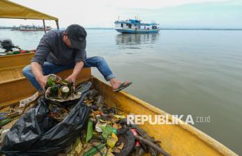 In Picture: Wisata Pungut Sampah di Daerah Pesisir Kendari