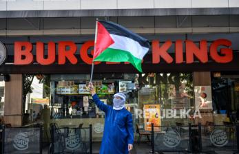 In Picture: Ajakan Boikot Produk Terafiliasi Israel Menggema di Aksi Bela Palestina