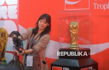 Singgah di Jakarta, Trofi Piala Dunia 2026 Jadi Incaran Foto Pecinta Sepak Bola