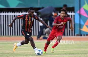 Pesepak bola Papua Ricky Ricardo Cawor  (kiri) berusaha melewati pesepak bola Aceh Ridha Umami (kanan) pada babak final Sepak Bola Putra PON Papua di Stadion Mandala, Kota Jayapura, Papua, Kamis (14/10/2021). Tim sepak bola putra Papua menang atas tim sepak bola putra Aceh dengan skor 2-0. 