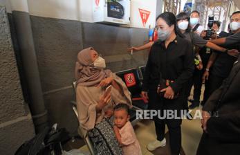 Ketua DPR Puan Maharani (kanan) berbincang dengan calon penumpang kereta api saat meninjau persiapan larangan mudik di Stasiun Kejaksan, Cirebon, Jawa Barat, Rabu (5/5/2021). Kunjungan tersebut untuk melakukan pengawasan langsung persiapan larangan mudik Lebaran di sejumlah titik di Cirebon. 