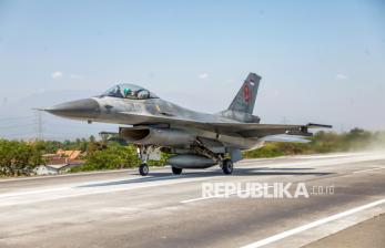 Bukan di Pangkalan, Jet Tempur F-16 Lepas Landas dari Jalan Tol