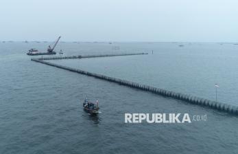 Nelayan Keluhkan Keberadaan Pagar Beton di Pesisir Cilincing