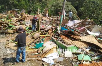 In Picture: Ditertibkan Petugas, Puluhan Kios Pedagang di Ciater Subang Rata dengan Tanah