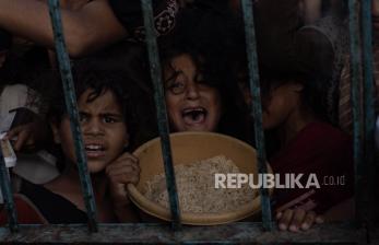 Jerit Tangis Anak Gaza Berebut Makan untuk Bertahan Hidup
