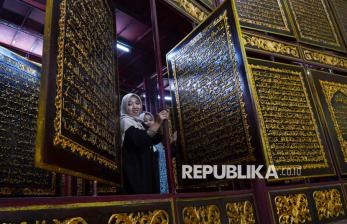Mengagumi Ukiran Ayat Suci di Alquran Al Akbar, Ikon Religi Kebanggaan Palembang