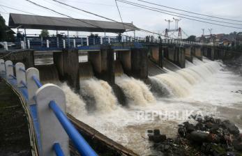 In Picture: Hujan Deras Sebabkan Tinggi Muka Air Bendung Katulampa Bogor Naik