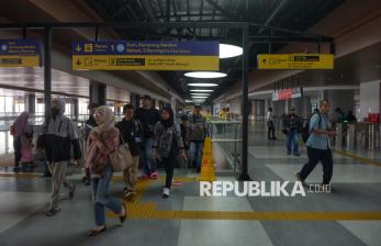 Derap Langkah Penumpang KRL di Stasiun Tanah Abang 