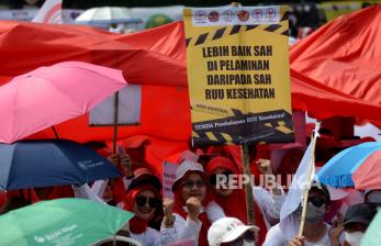 Massa dari tenaga medis melakukan aksi damai untuk menolak pembahasan rancangan undang-undang atau RUU Kesehatan Omnibus Law. 