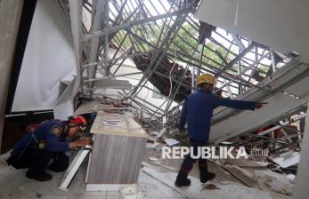 Atap Bangunan Sekolah SMKN 1 Cileungsi Ambruk, Puluhan Siswa Luka-luka