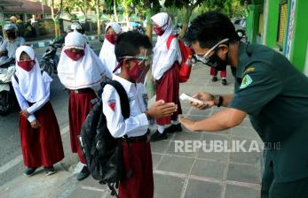 Sebelumnya pemerintah diwakili tiga menteri yakni Menteri Pendidikan dan Kebudayaan Nadiem Makarim, Menteri Dalam Negeri Tito Karnavian dan Menteri Agama, Yaqut Cholil Qoumas menerbitkan SKB tentang penggunaan pakaian seragam dan atribut di sekolah. Salah satu poin dalam SKB tersebut, melarang pemda atau sekolah mengkhususkan seragam dan atribut dengan keagamaan tertentu. (ilustrasi).