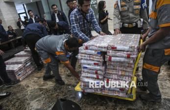 In Picture: Tumpukan Uang Rp103,2 Miliar Hasil Sitaan Barang Bukti Kasus TPPU Judi Online