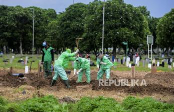 Psikolog: Perlu Ada Edukasi Soal Penolakan Pemakaman Jenazah. Petugas menguburkan peti jenazah pasien suspect Corona ke liang lahat di Tempat Pemakaman Umum (TPU) Tegal Alur, Kalideres, Jakarta.