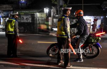 Petugas kepolisian memutarbalikan pemudik sepeda motor di posko penyekatan larangan mudik di Jalan Nanggeleng, Limbangan, Kabupaten Garut, Selasa (11/5). Pada H-2 menjelang Hari Raya Idul Fitri 1442 H, petugas gabungan di posko penyekatan larangan mudik Limbangan memutarbalikan ratusan pemudik sepeda motor dari arah Bandung menuju Garut dan Tasikmalaya karena tidak memiliki surat kesehatan serta ijin perjalanan. Foto: Republika/Abdan Syakura
