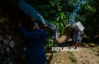 In Picture: Kesibukan Warga Suku Badui Jelang Pencoblosan Pilkada