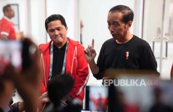 Presiden Joko Widodo didampingi Ketua PSSI Erick Thohir usai menyaksikan laga penyisihan Piala Asia antara timnas Indonesia U23 melawan Turkmenistan di Stadion Manahan, Solo, Selasa (12/9/2023). Pada pertandingan itu Timnas Indonesia menang dengan skor 2-0 sekaligus memastikan lolos ke putaran Final Piala Asia.
