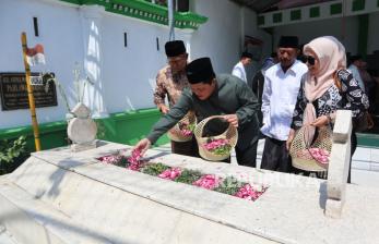 Menteri BUMN Erick Thohir Ziarah ke Makam Pendiri NU di Jombang