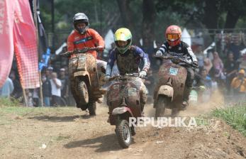 Intip Keseruan Adu Cepat Vespa di Lintasan Offroad